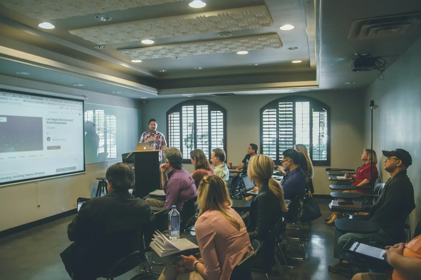 Stagiaires en salle de formation devant le formateur